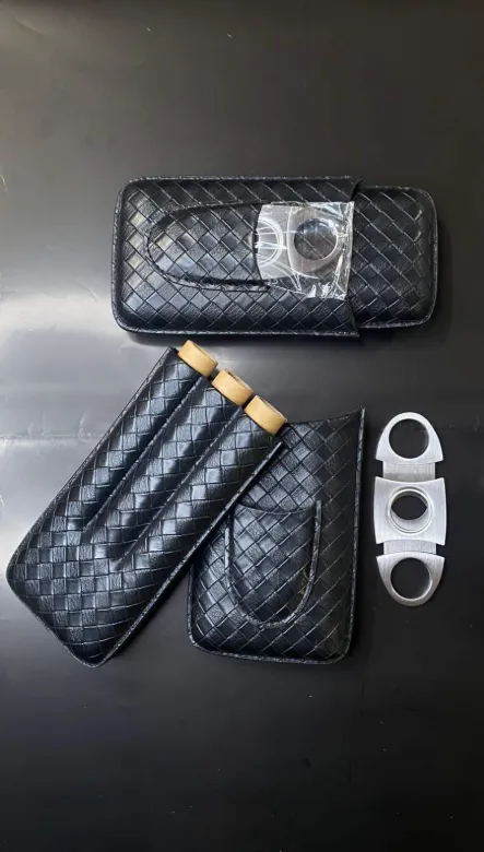 جنطة سيكار مع قاطع 3